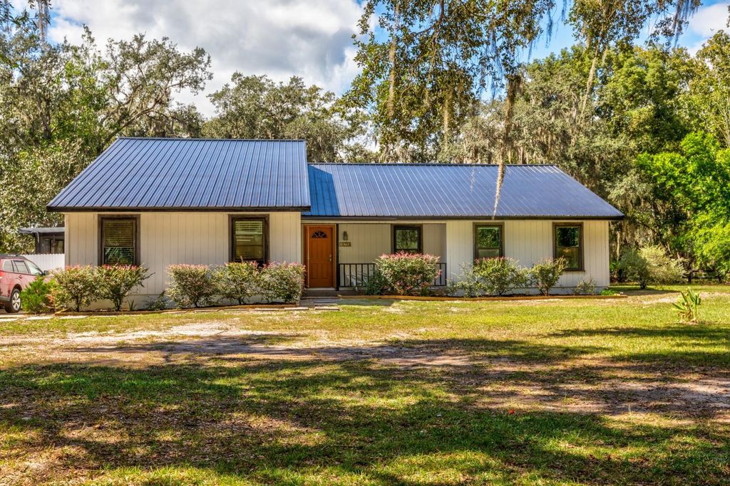 Photo of 16758 SE 181st Terrace, Weirsdale, FL 32195 (MLS # G5103272)
