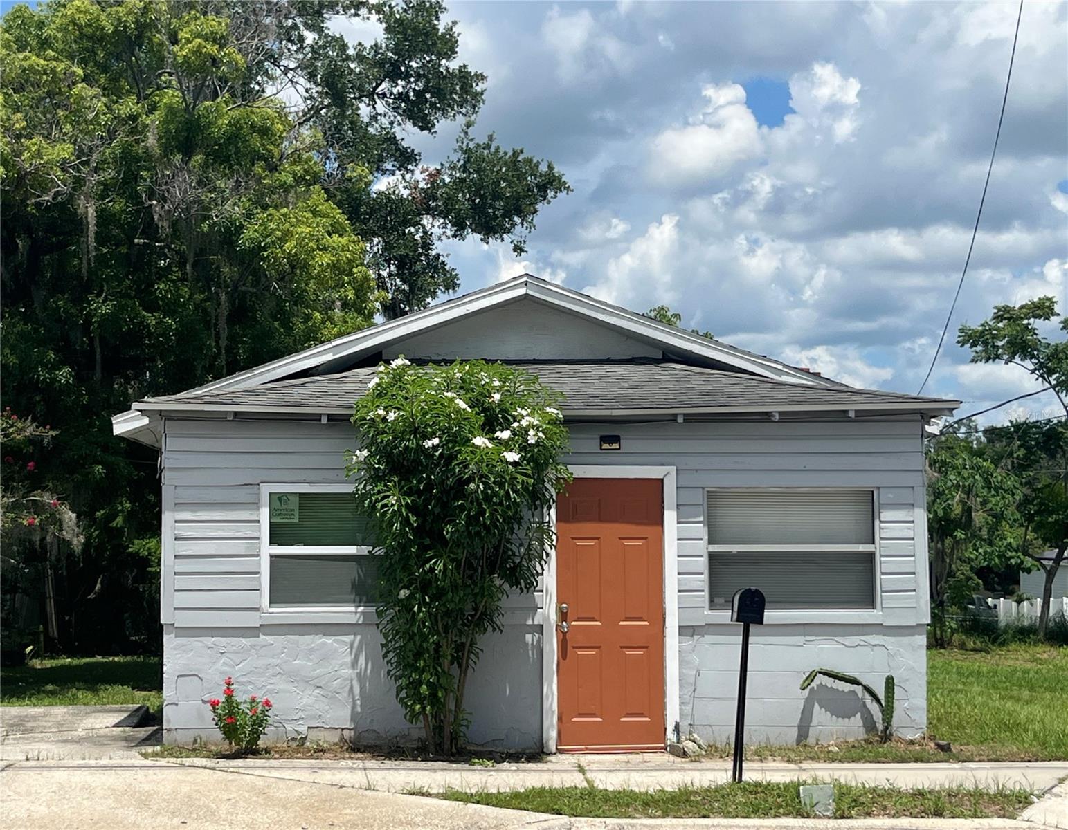Discover comfort and convenience in this charming two-bedroom home, perfectly nestled just off Florida Avenue. With a warm, inviting layout and cozy vibes throughout, it’s the ideal retreat for anyone seeking a peaceful yet connected lifestyle.
Prime Location Highlights:
• Just minutes from the scenic Lake Parker
• Close to the vibrant and family-friendly Bonnet Springs Park—a local favorite for nature walks, events, and outdoor fun
• Easy access to shops, dining, and commuter routes
Whether you're enjoying a morning stroll by the lake or spending weekends at the park, this home offers the perfect blend of tranquility and accessibility