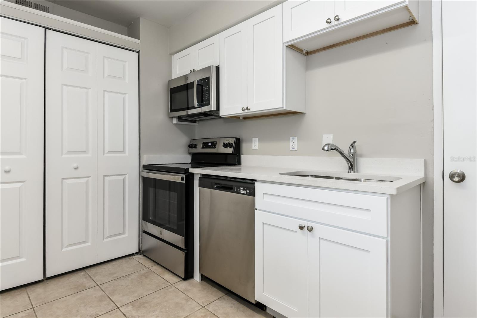 SIESTA HILLS - Residential Lease
