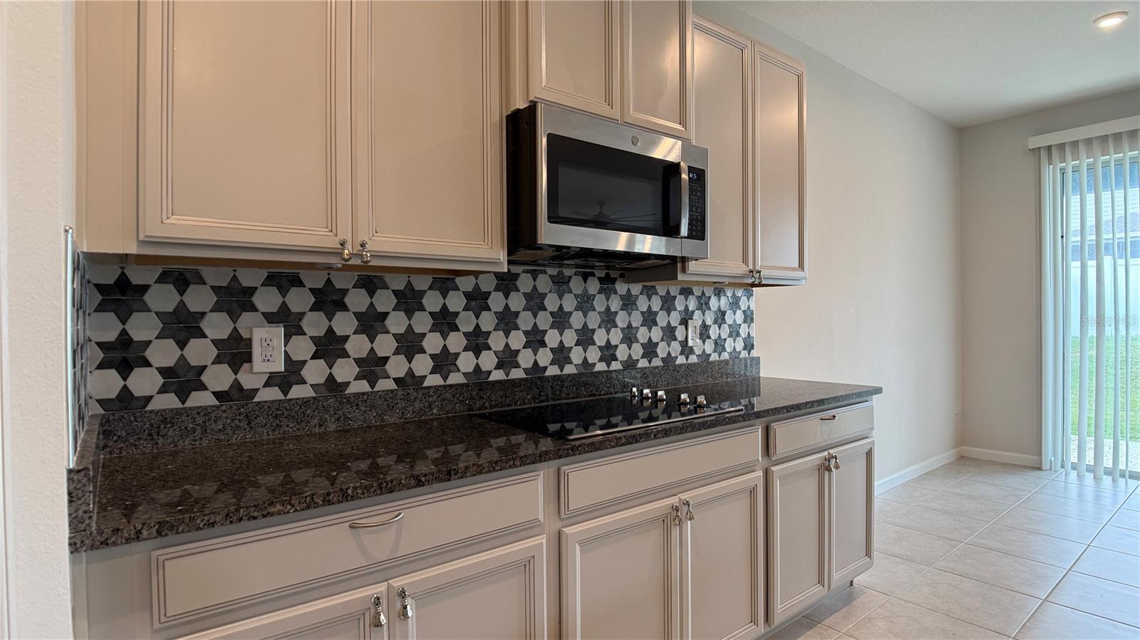 ASTONIA - Residential Lease
