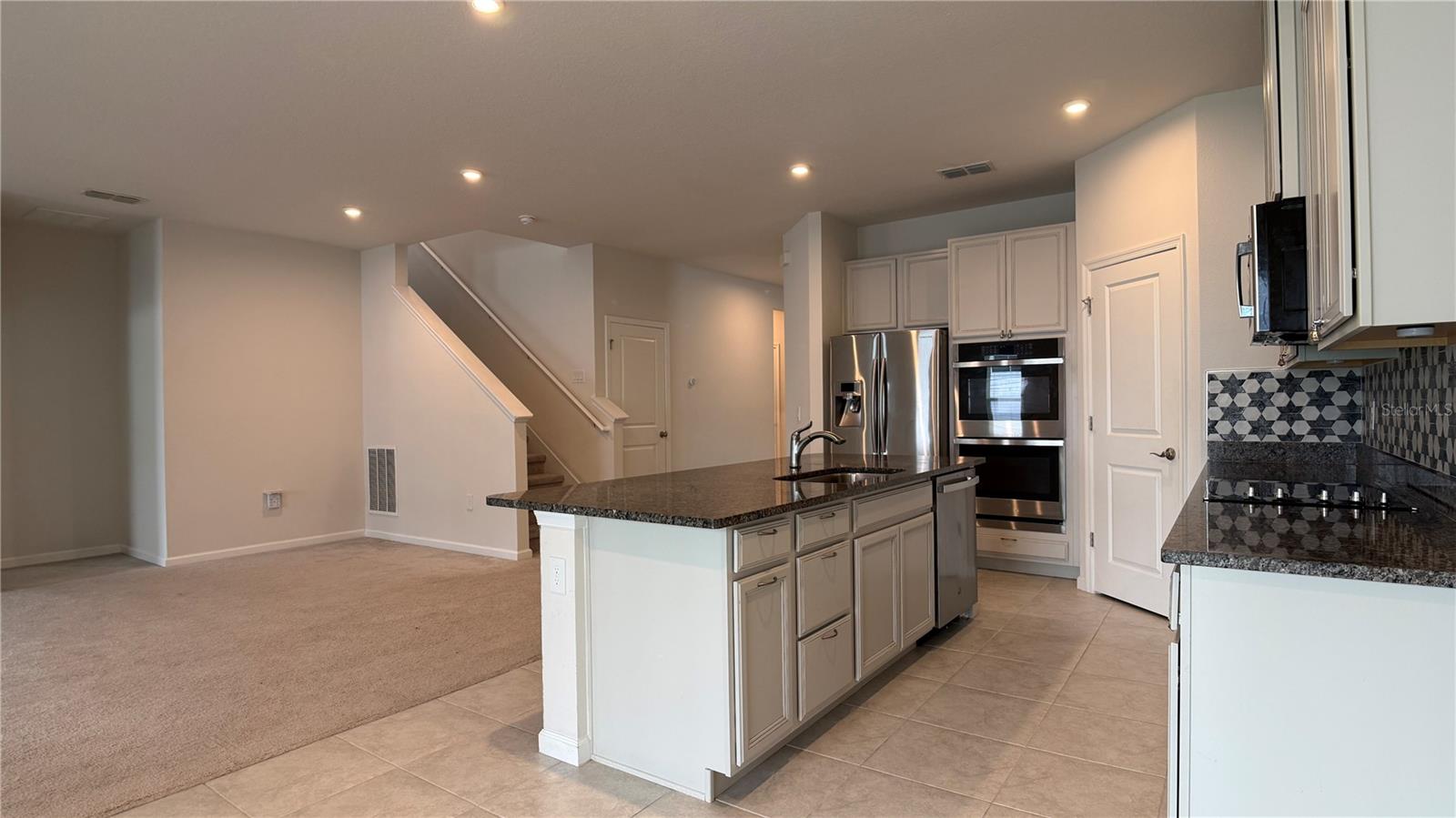 ASTONIA - Residential Lease