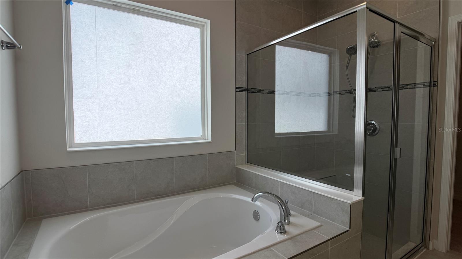 ASTONIA - Residential Lease