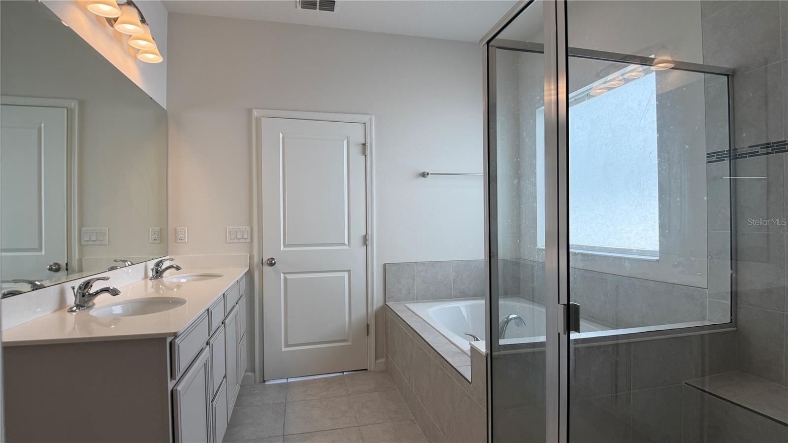 ASTONIA - Residential Lease