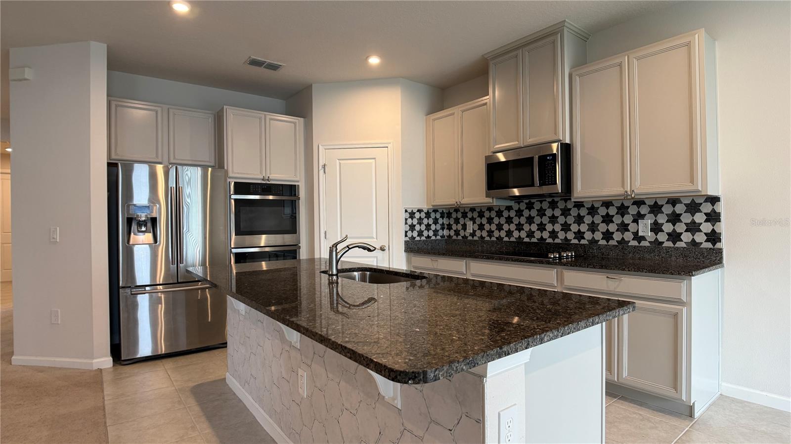 ASTONIA - Residential Lease