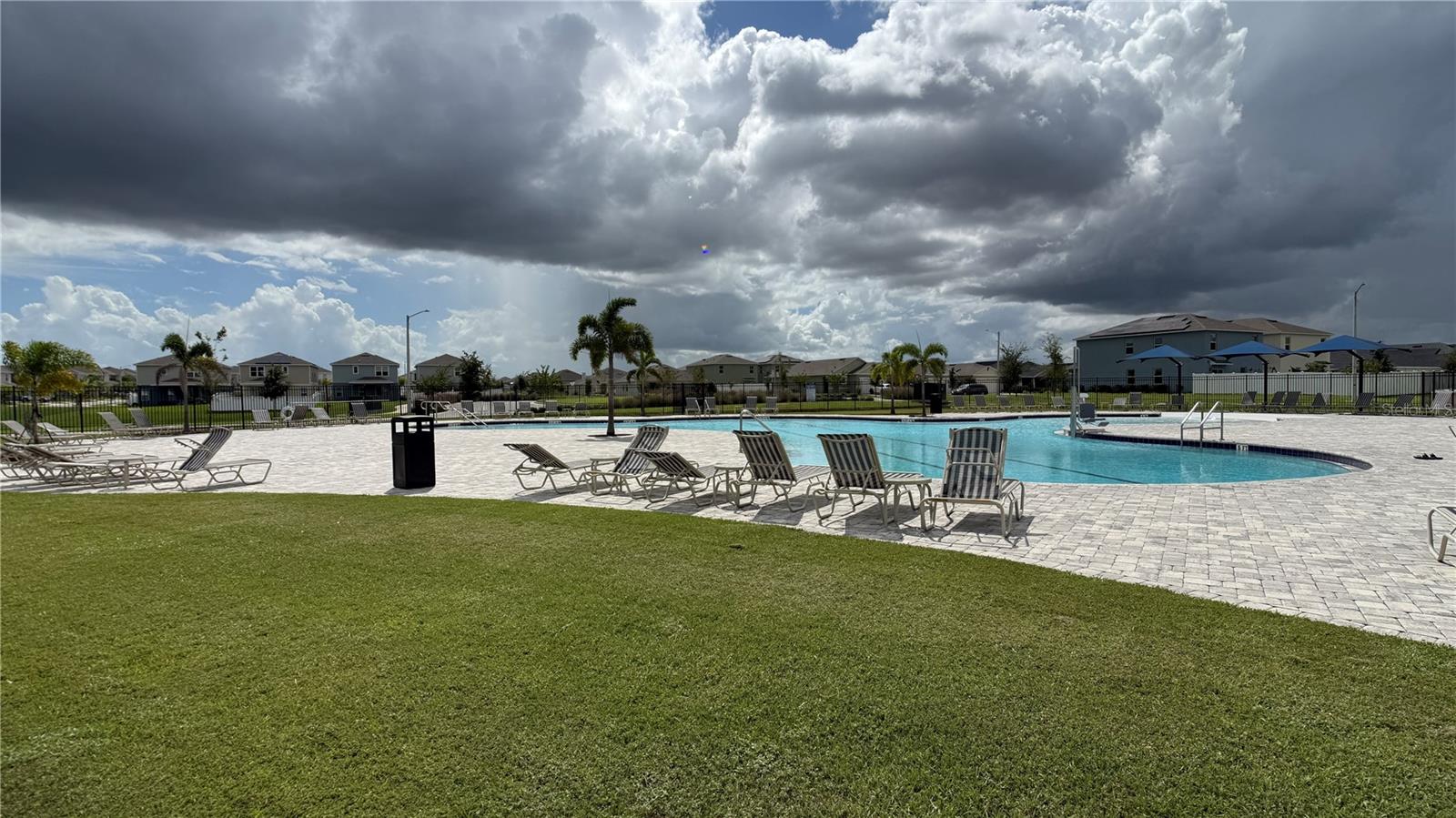 ASTONIA - Residential Lease