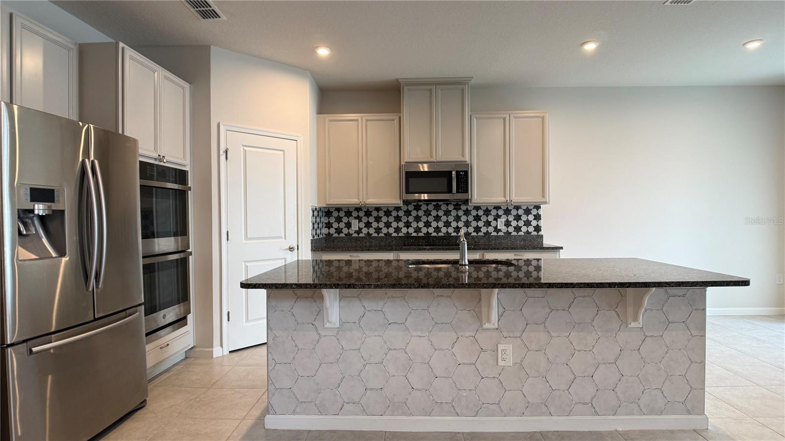 ASTONIA - Residential Lease