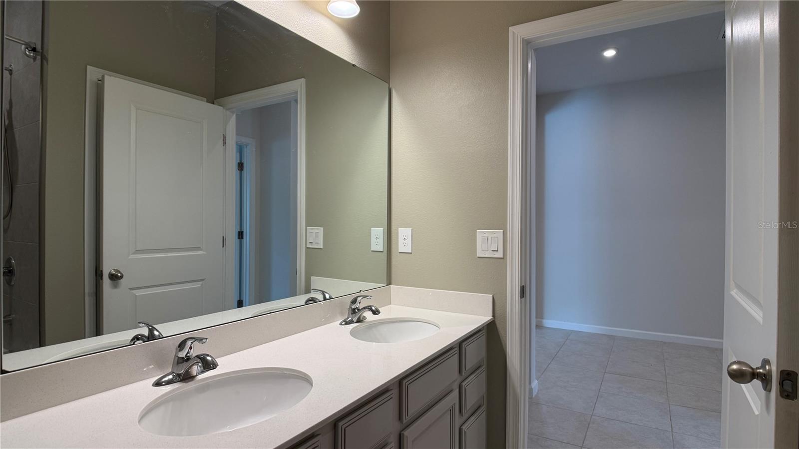 ASTONIA - Residential Lease