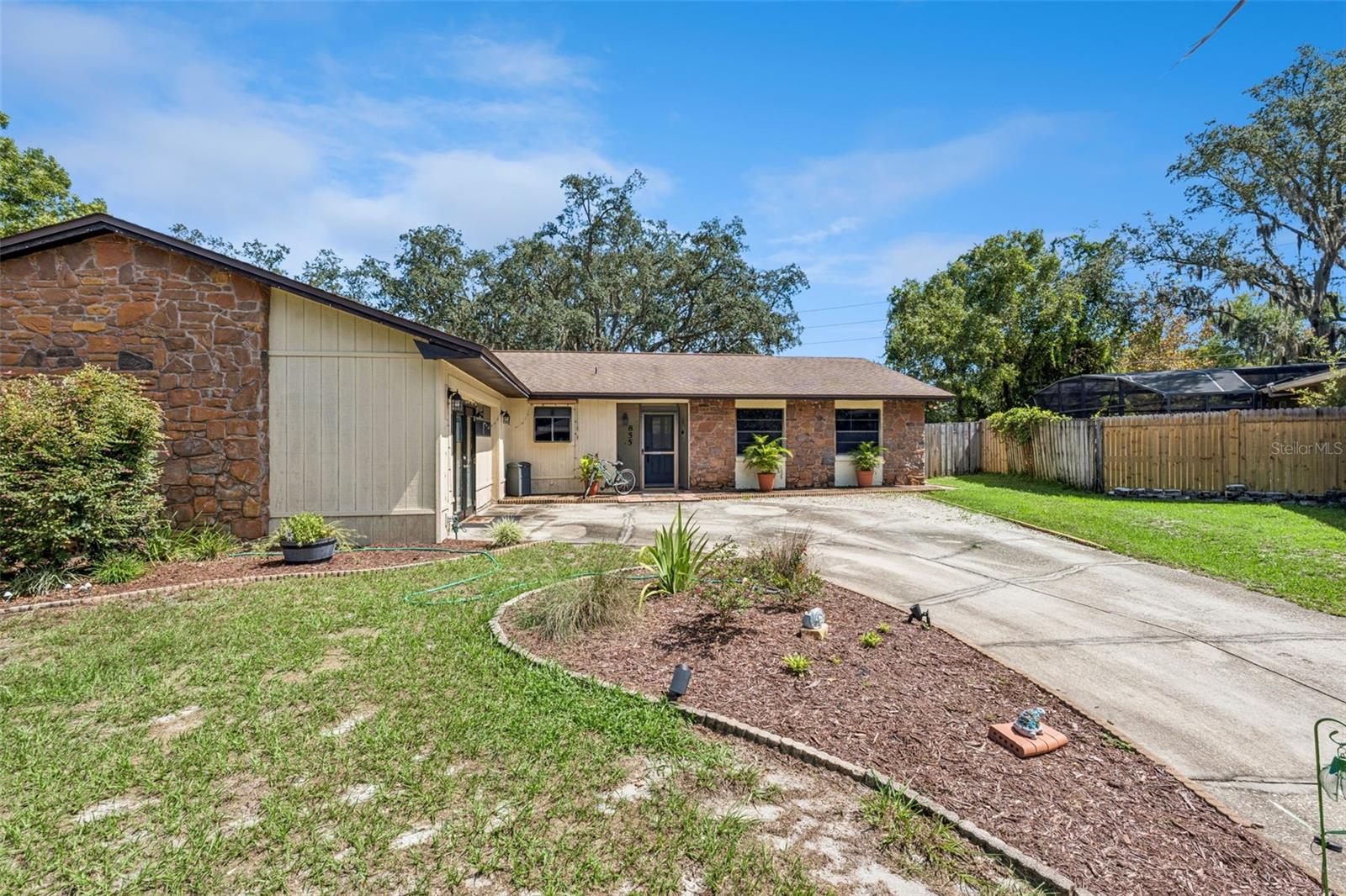 855 BENCHWOOD DRIVE