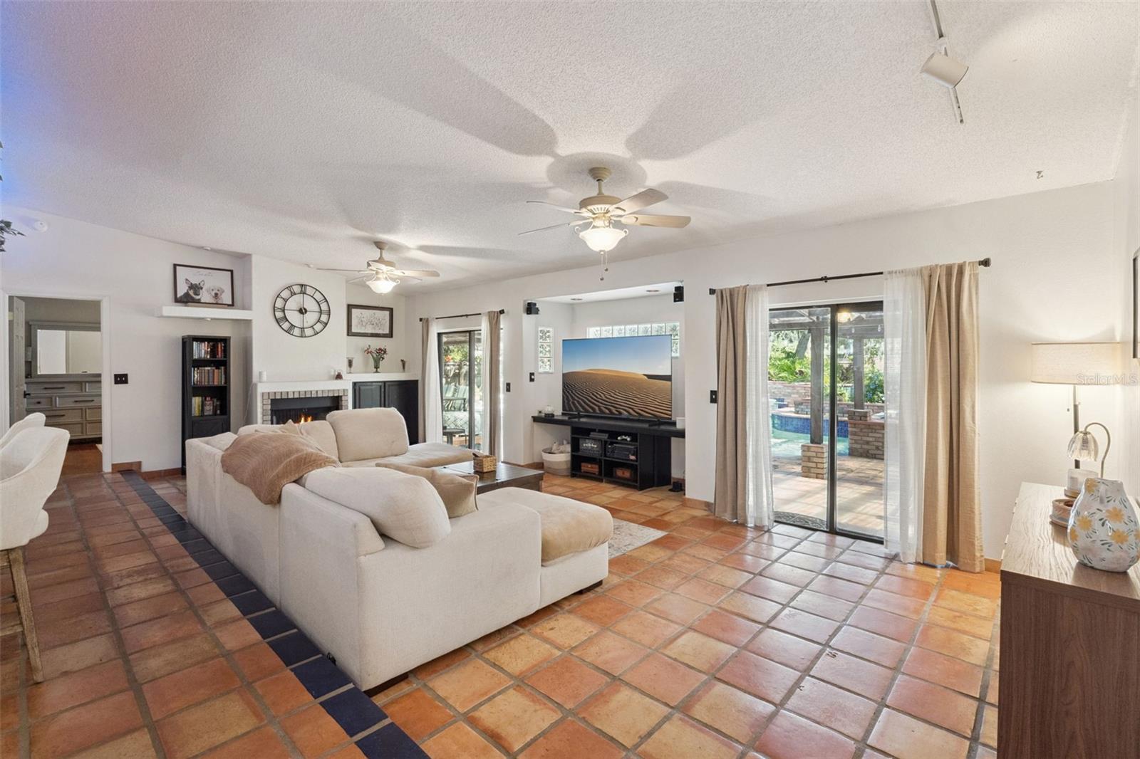 855 BENCHWOOD DRIVE