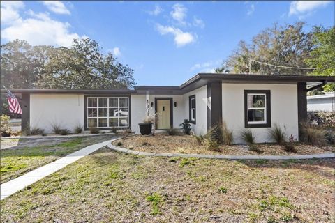 Photo of 1304 NE 5th Avenue, Crystal River, FL 34428 (MLS # P4938030)