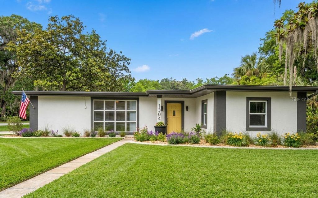 Photo of 1304 NE 5th Avenue, Crystal River, FL 34428 (MLS # P4938030)