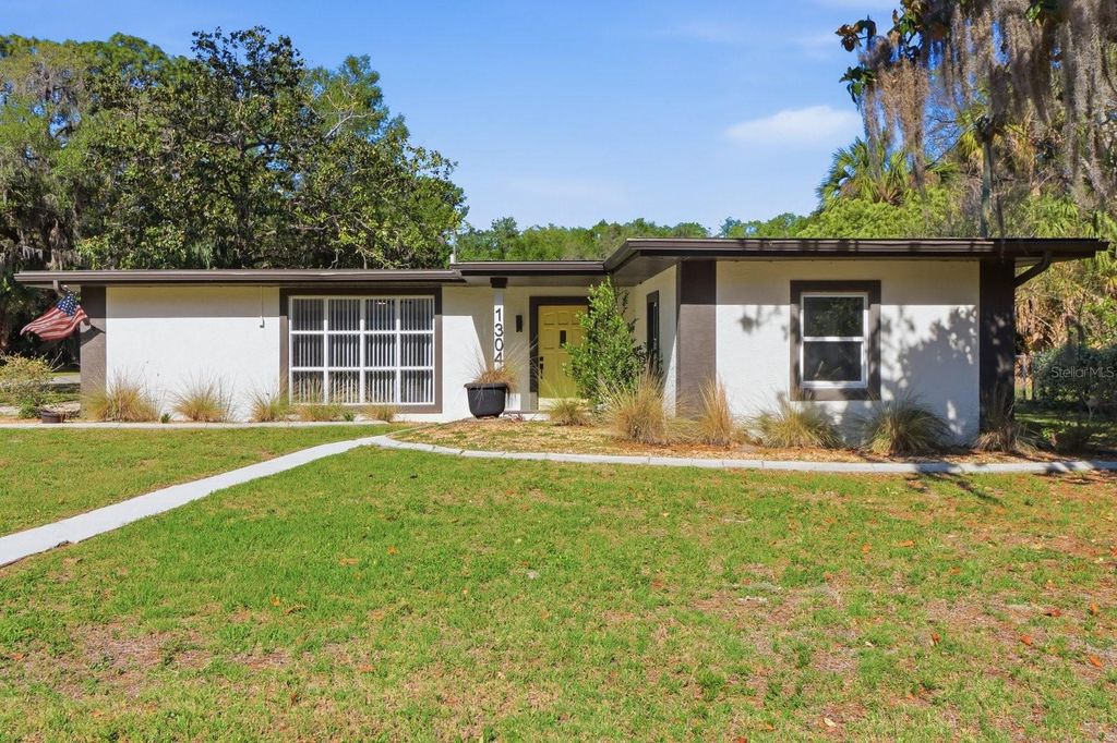 Photo of 1304 NE 5th Avenue, Crystal River, FL 34428 (MLS # P4938030)