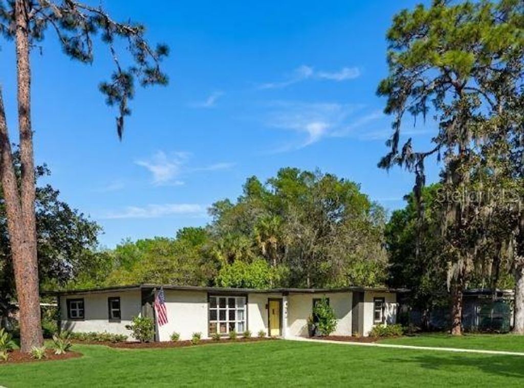 Photo of 1304 NE 5th Avenue, Crystal River, FL 34428 (MLS # P4938030)