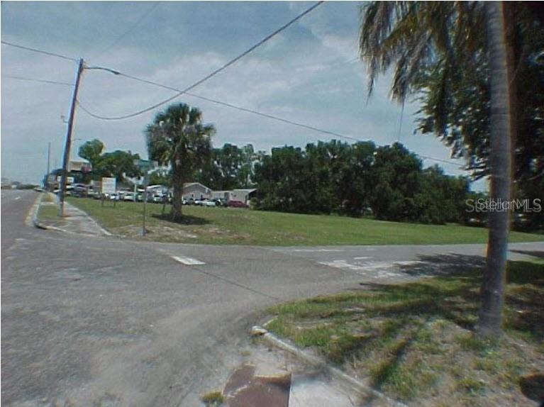 PLYMOUTH DELLS - Land