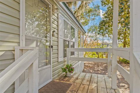 A home in WELAKA