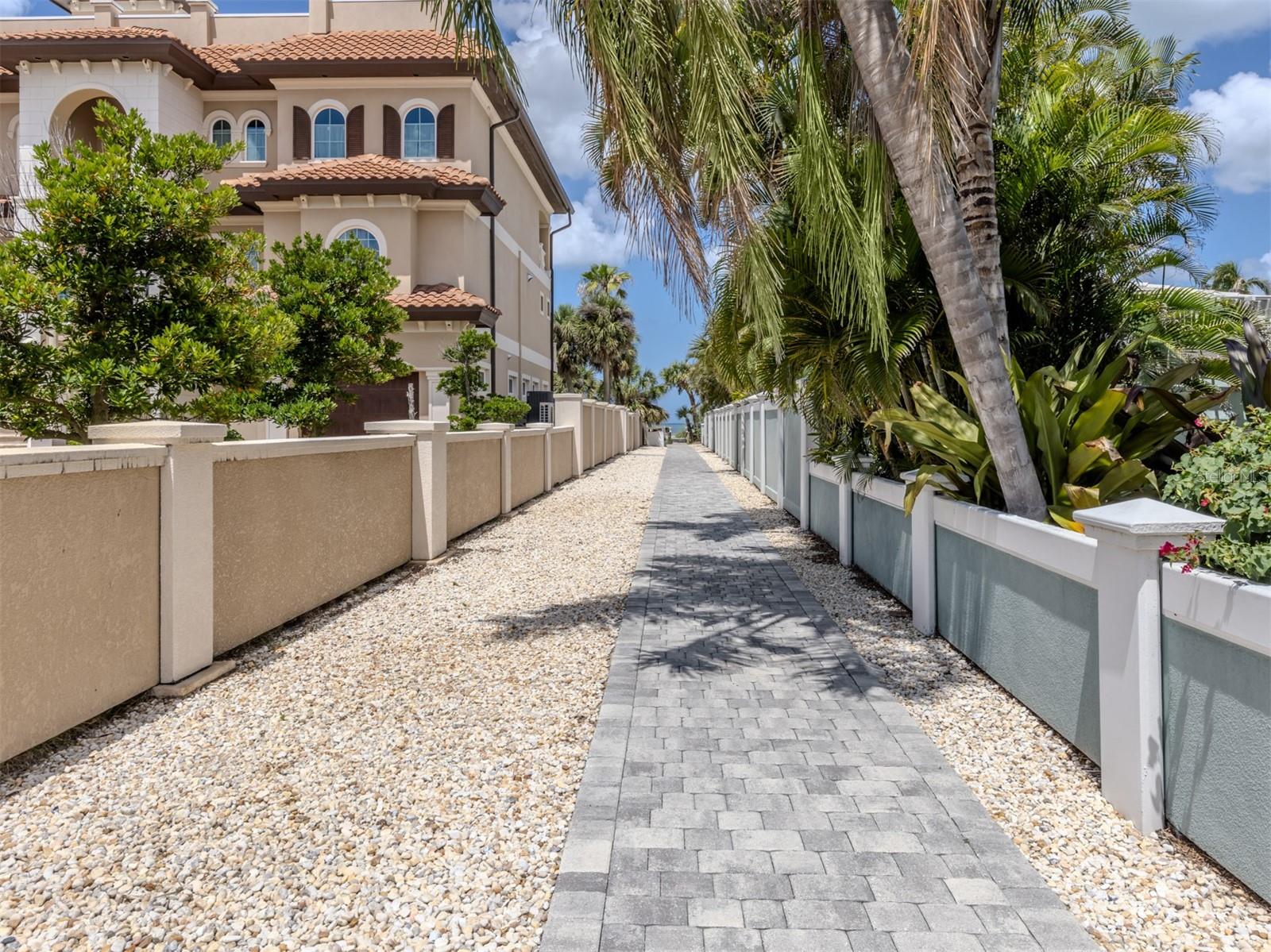 GULF MANOR - Residential