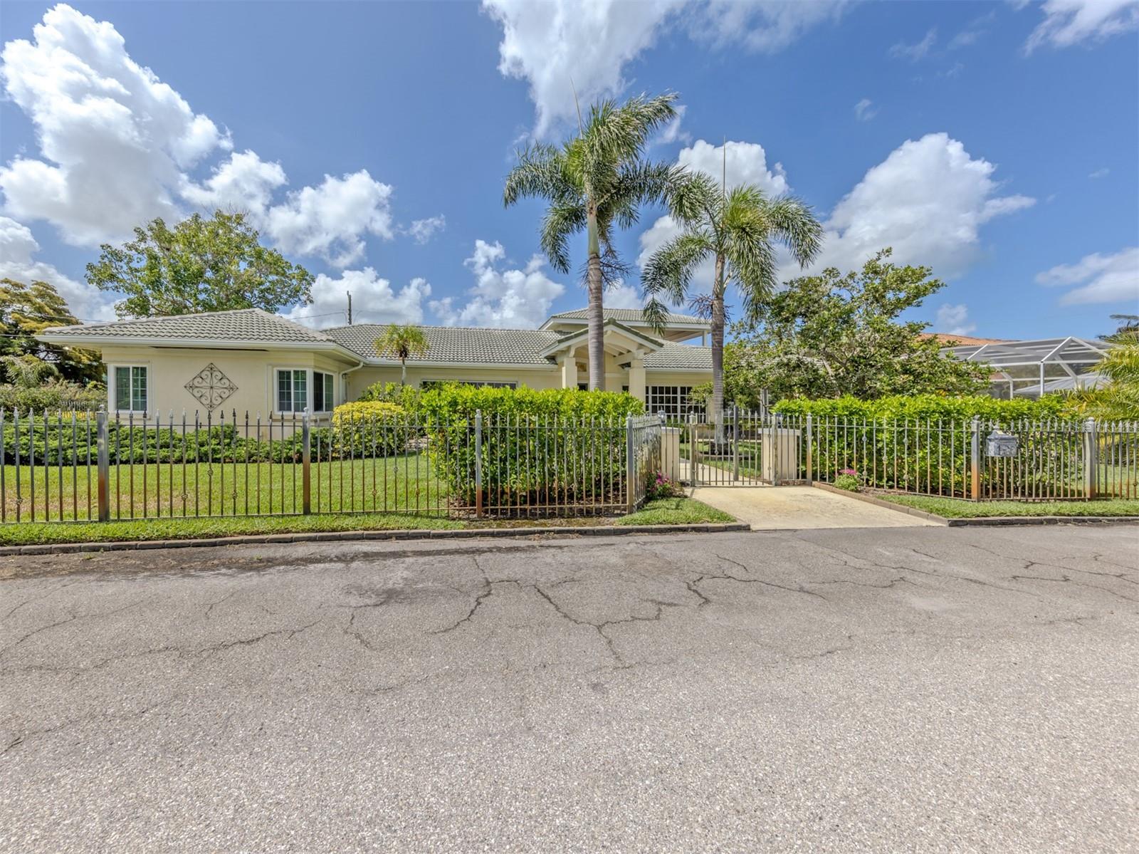 GULF MANOR - Residential