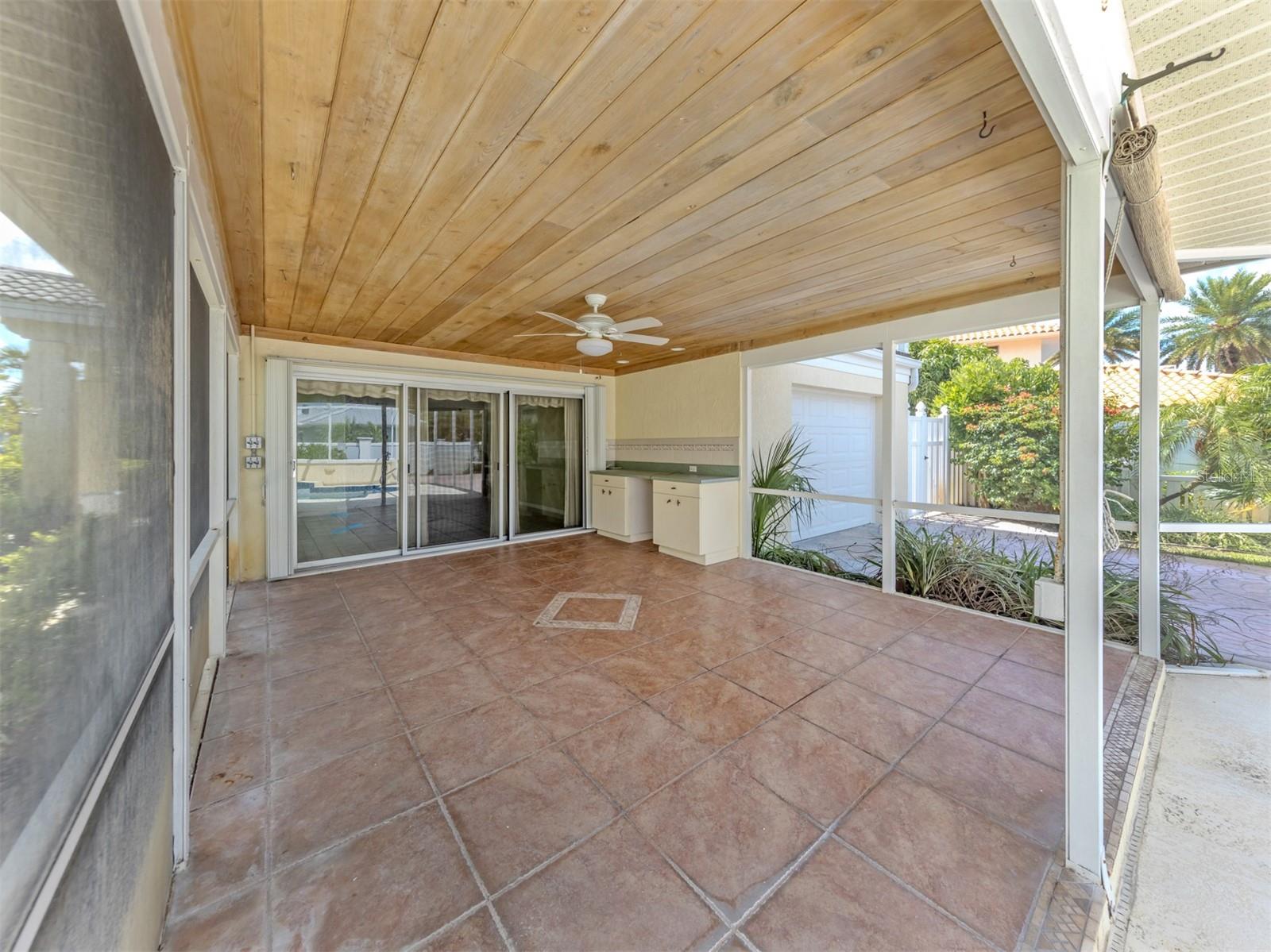 GULF MANOR - Residential