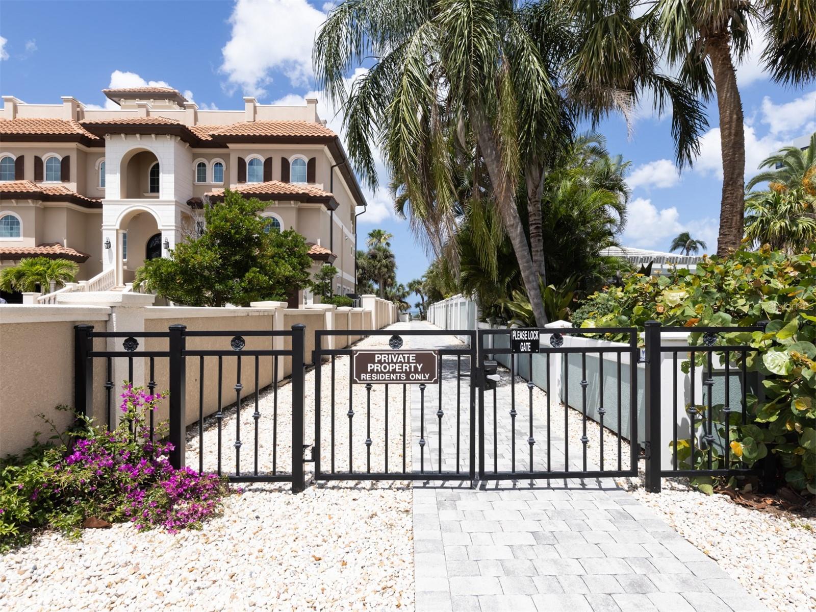 GULF MANOR - Residential
