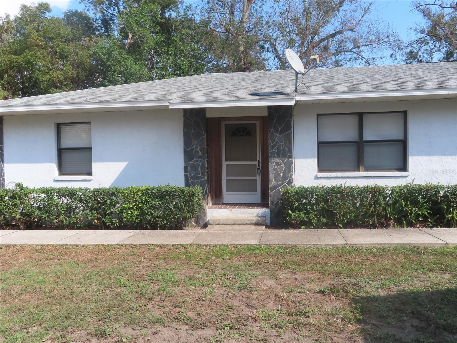 Move in ready 2-bedroom 2 bath duplex conveniently located to shopping and close to Polk Parkway. Ceramic tile flooring throughout. Fenced in area off of the kitchen perfect for setting out in the evening and setting up your grill area.
