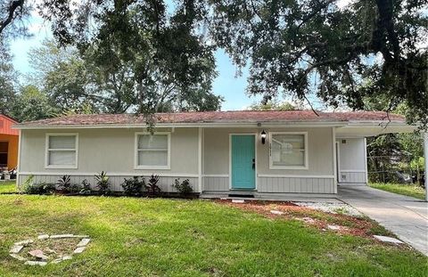 Photo of 1911 SE 14th Avenue, Gainesville, FL 32641 (MLS # GC537338)
