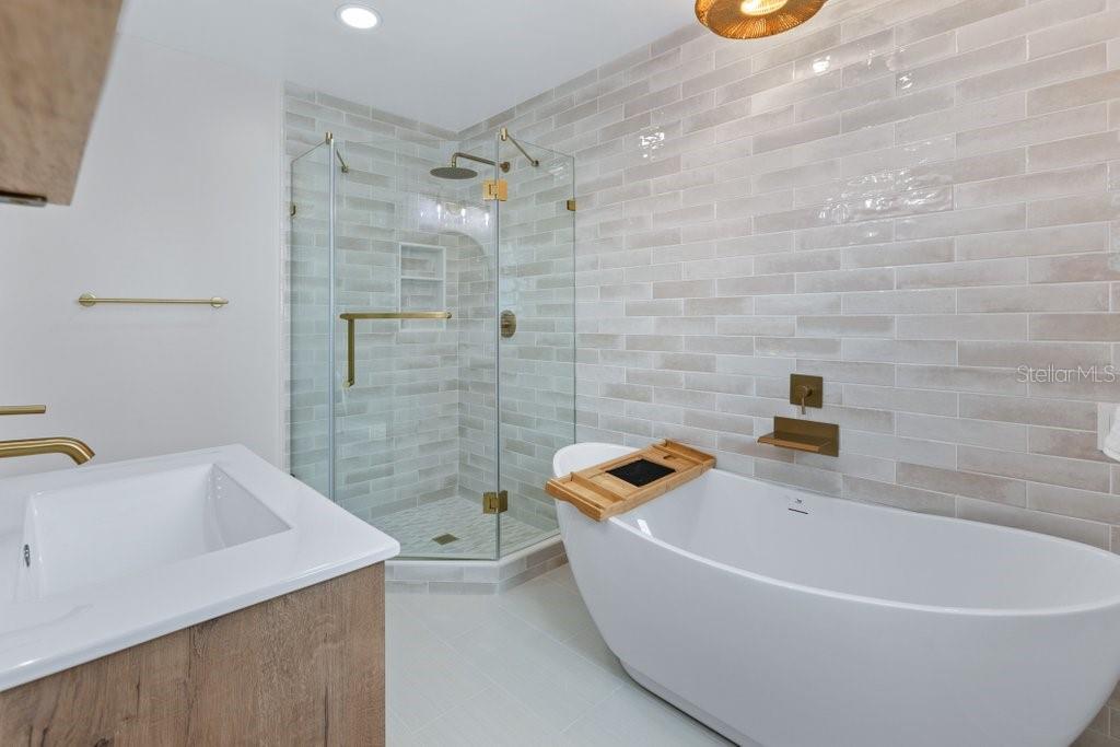 HAWAIIAN ISLE ESTATES - Residential