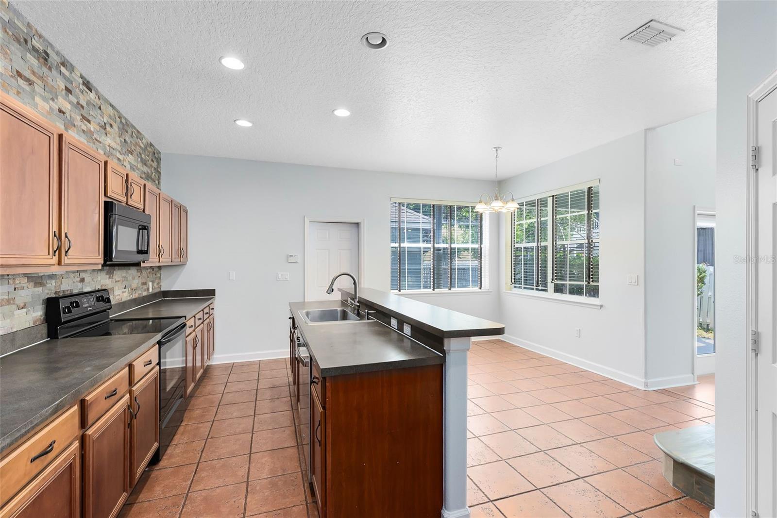 3813 GOLDENGLOW DRIVE