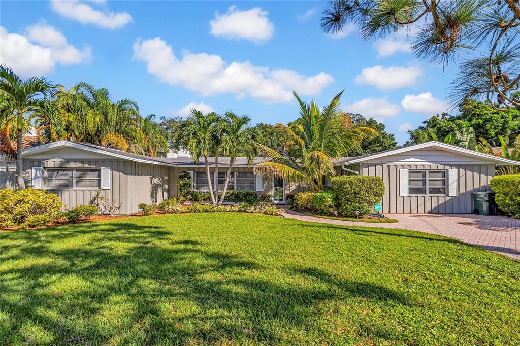 Photo of 1605 N Lake Shore Drive, Sarasota, FL 34231 (MLS # A4710249)