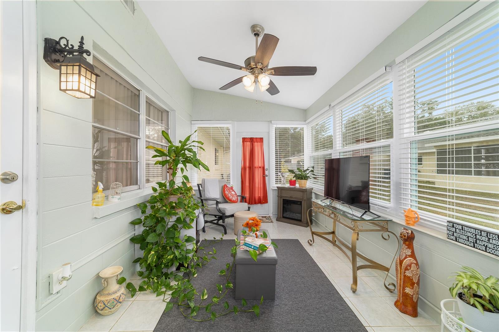 ON TOP OF THE WORLD - Residential