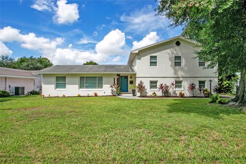 Photo of 960 Strathmore Drive, Orlando, FL 32806 (MLS # O6345037)