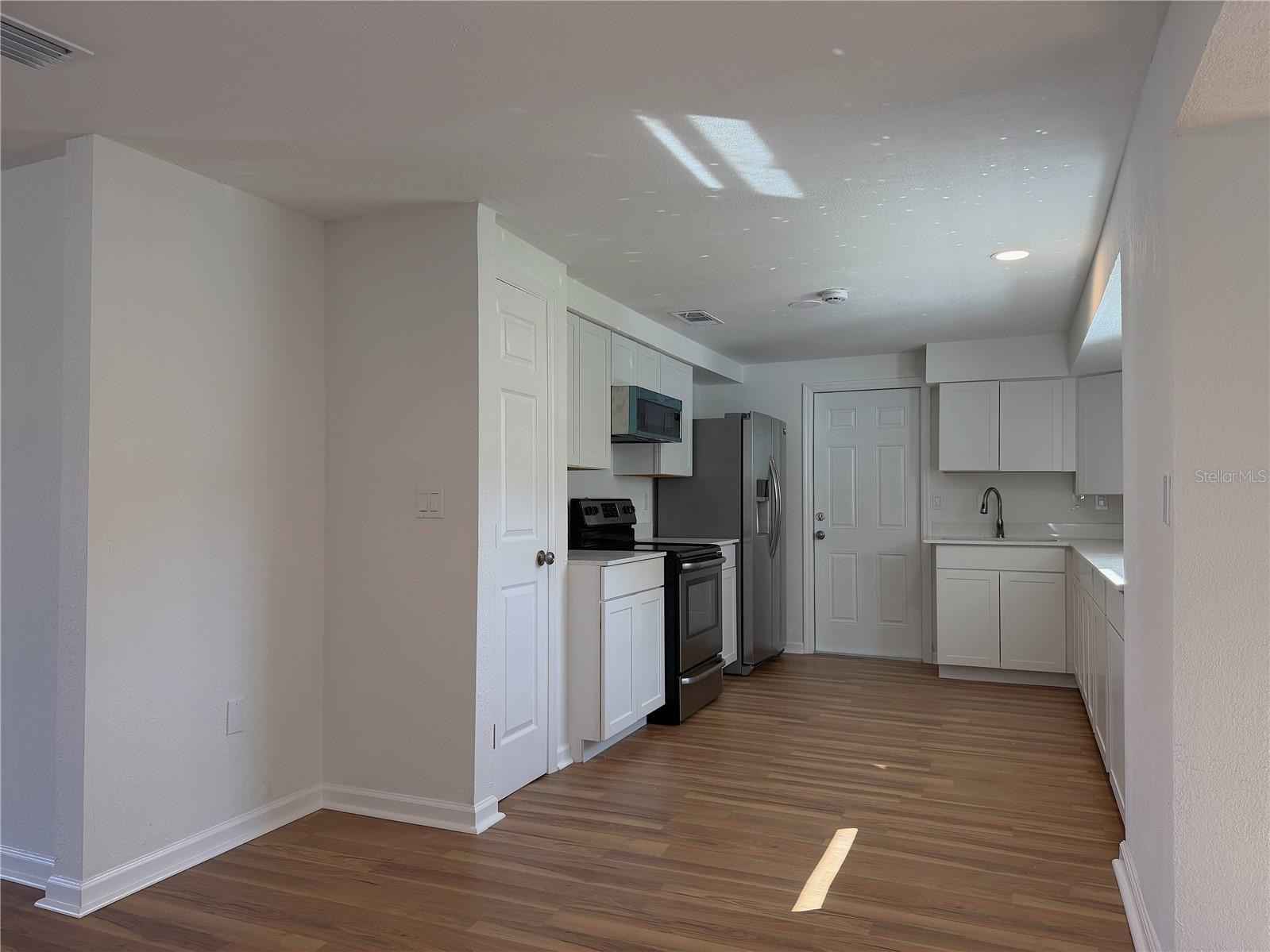 VENICE EAST 3RD ADD - Residential Lease