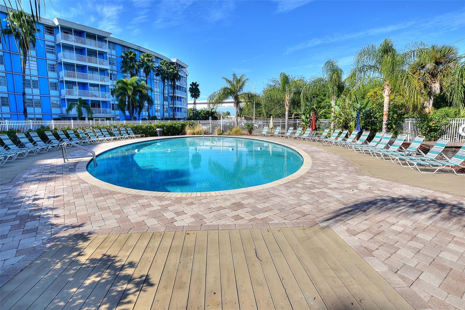 WAVE THE CONDO - Residential