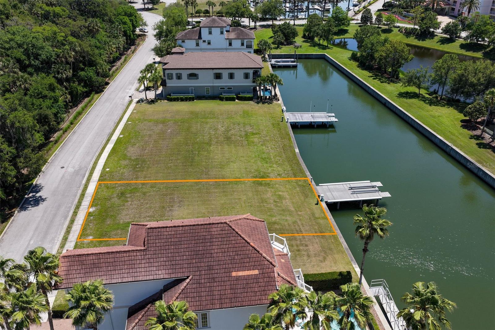 YACHT HARBOR - Land