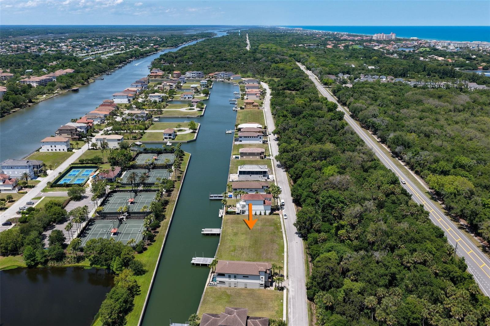 YACHT HARBOR - Land