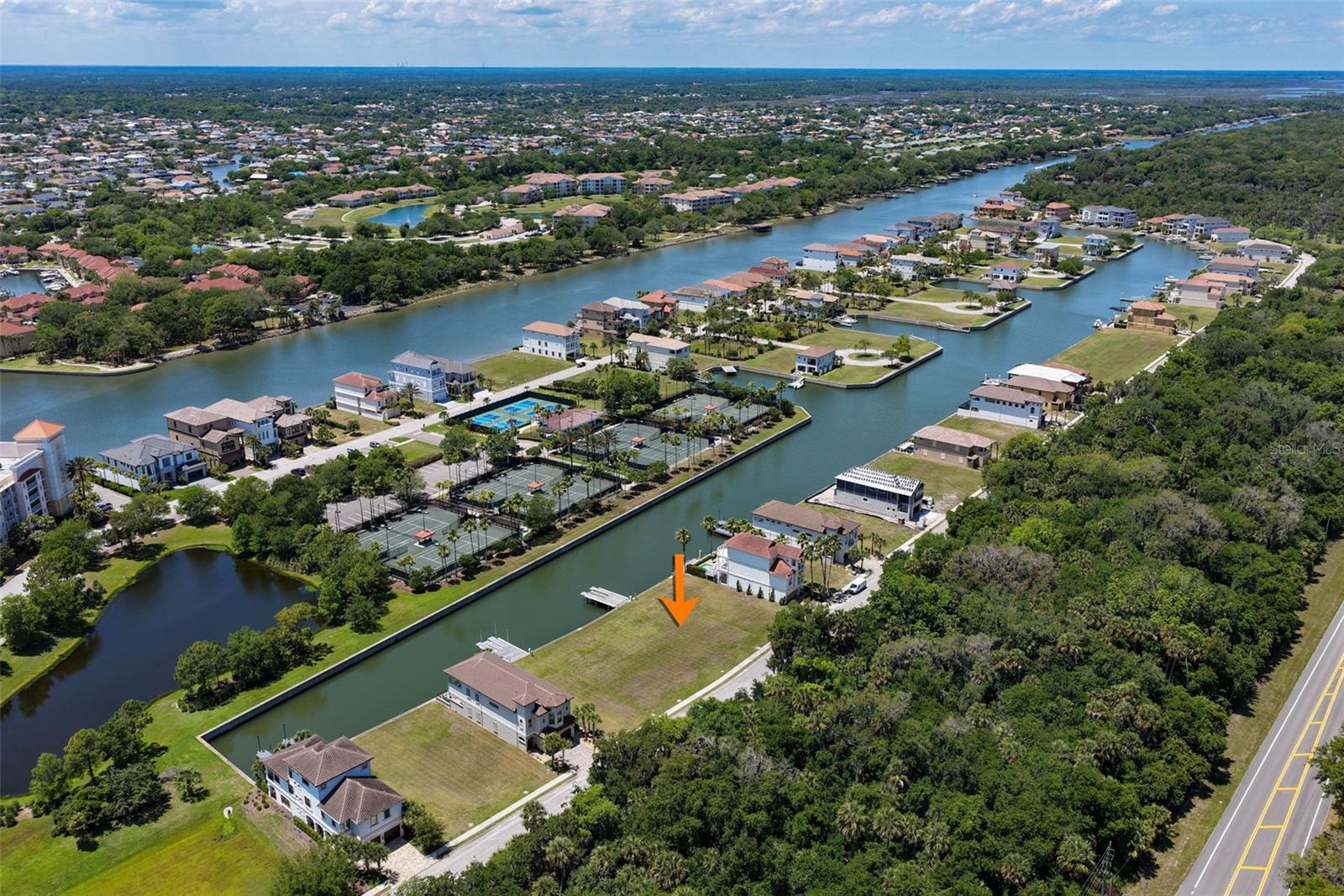 YACHT HARBOR - Land