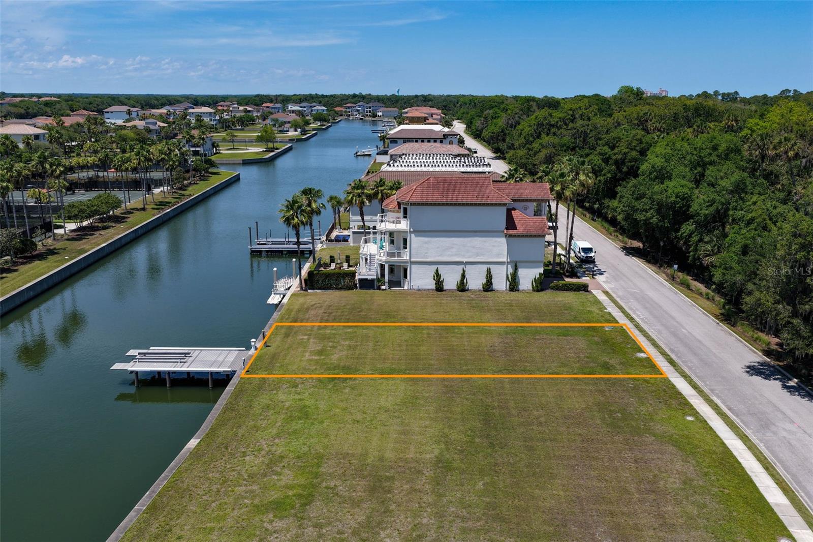YACHT HARBOR - Land