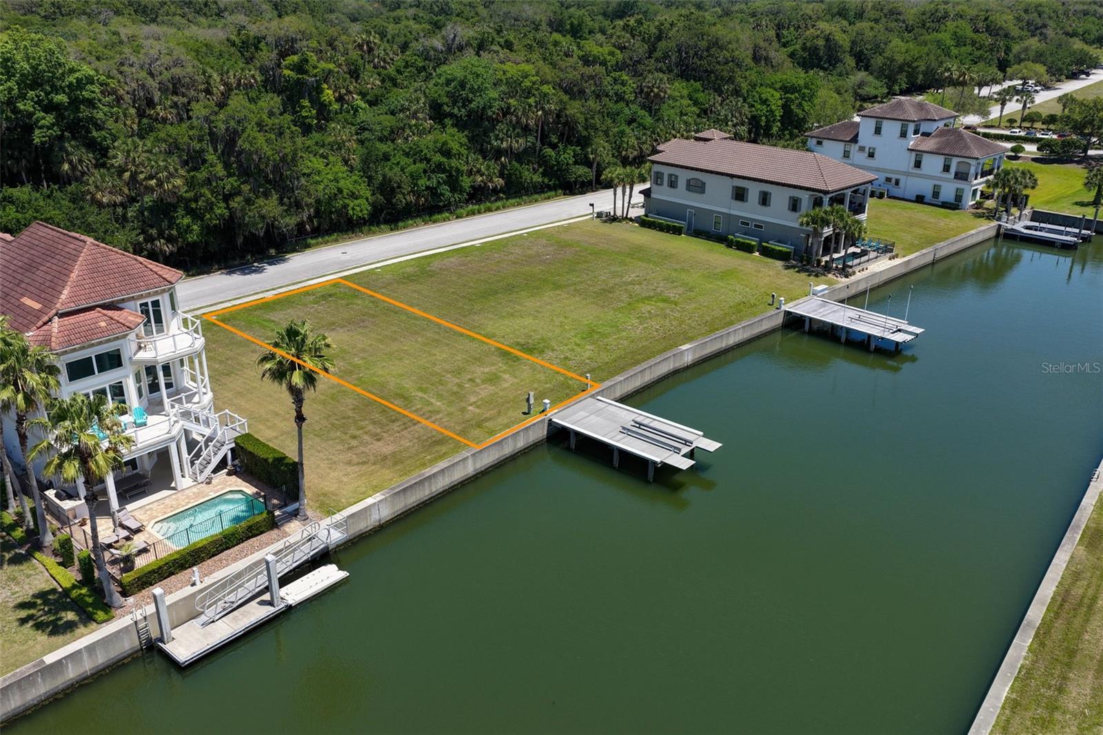 YACHT HARBOR - Land