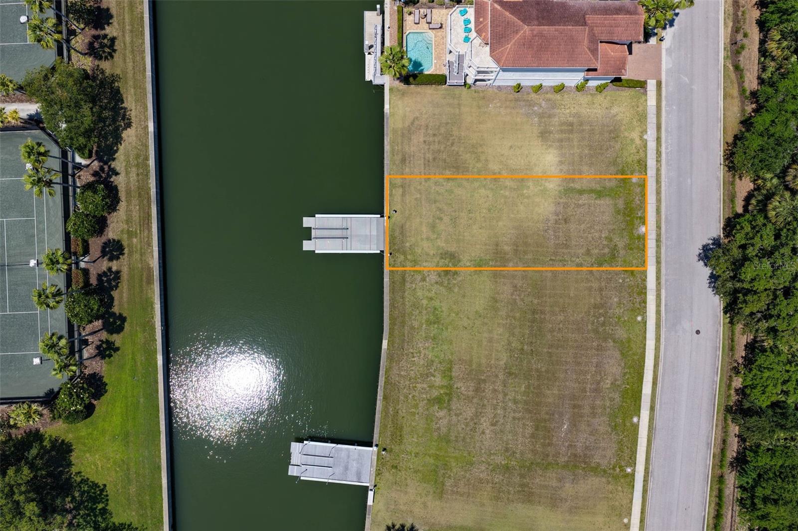 YACHT HARBOR - Land