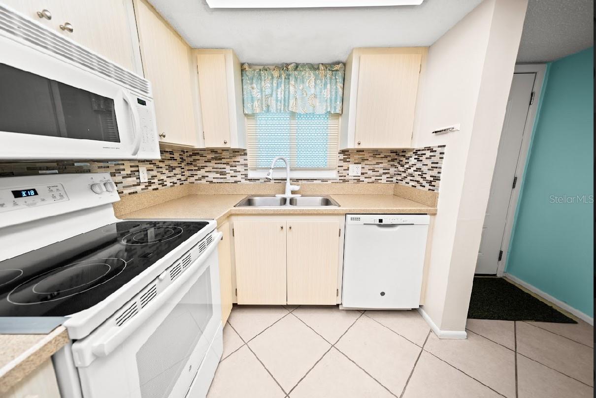 BAYSHORE ON THE LAKE APTS II SEC 3 - Residential