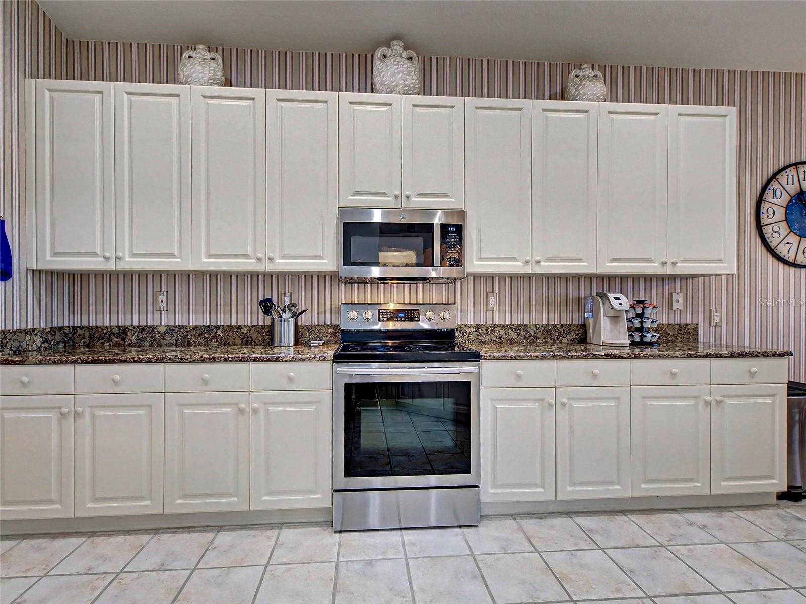 PELICAN POINTE GOLF & COUNTRY CLUB - Residential