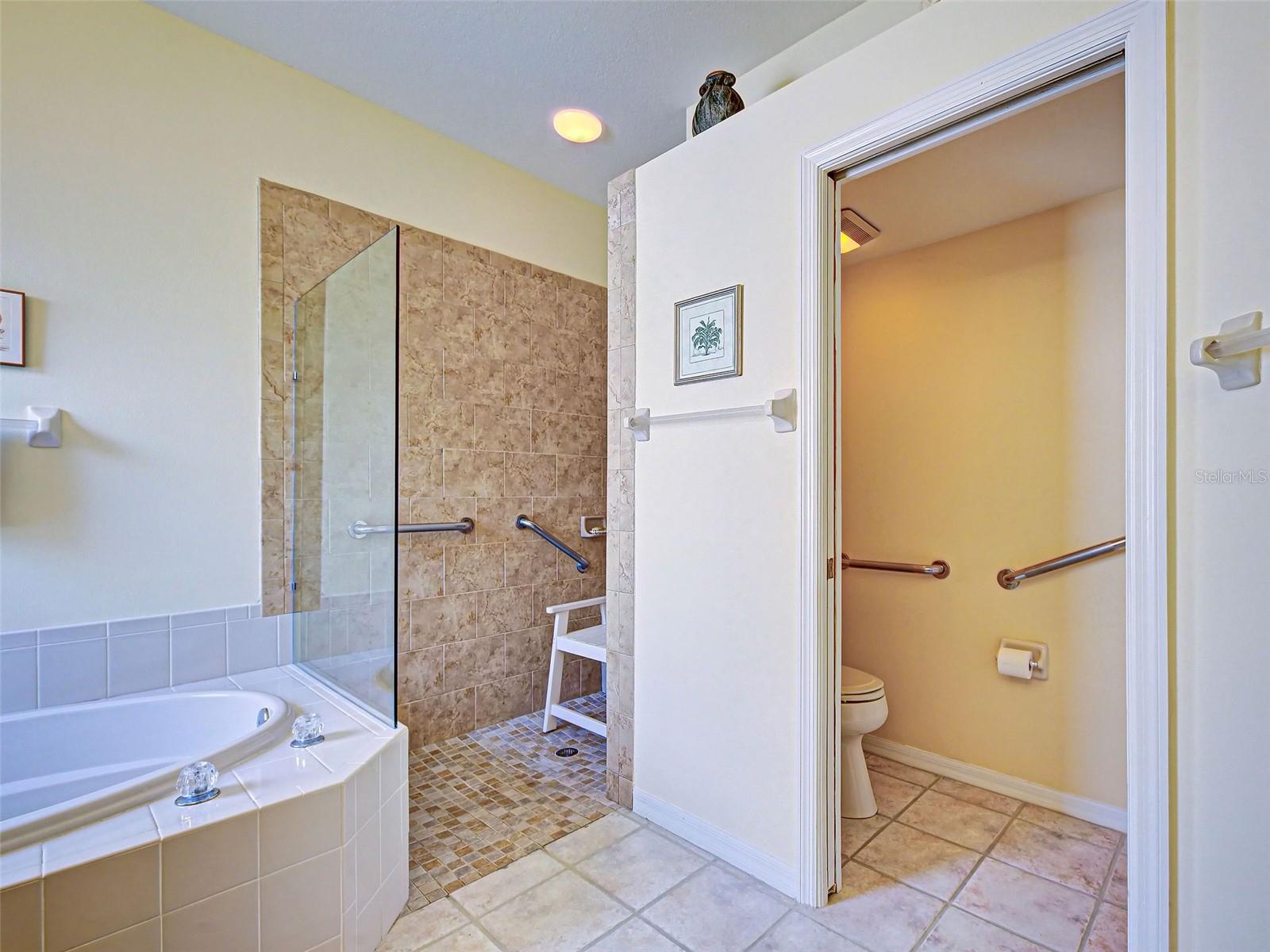 PELICAN POINTE GOLF & COUNTRY CLUB - Residential