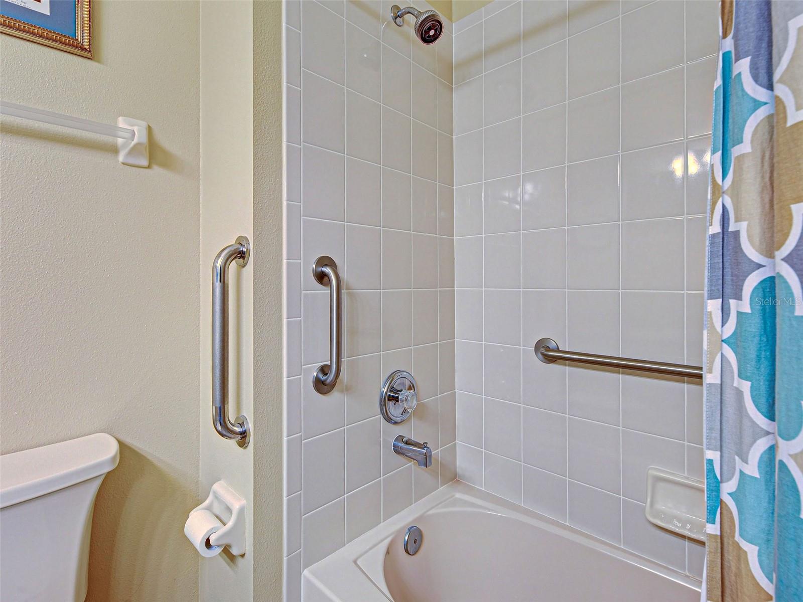 PELICAN POINTE GOLF & COUNTRY CLUB - Residential