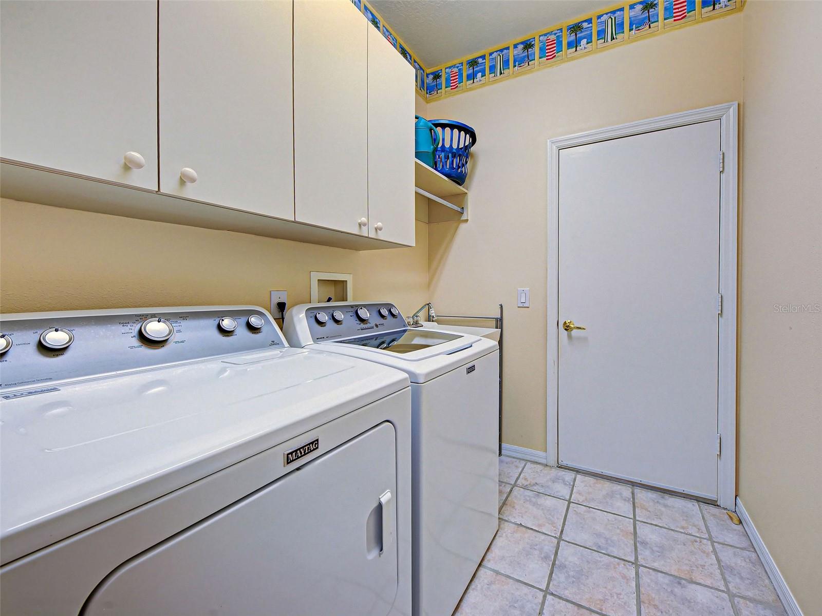 PELICAN POINTE GOLF & COUNTRY CLUB - Residential