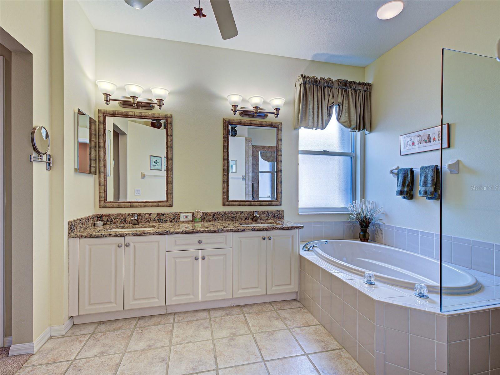 PELICAN POINTE GOLF & COUNTRY CLUB - Residential