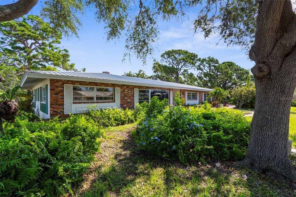 Photo of 600 Alhambra Road, Venice, FL 34285 (MLS # A4658854)