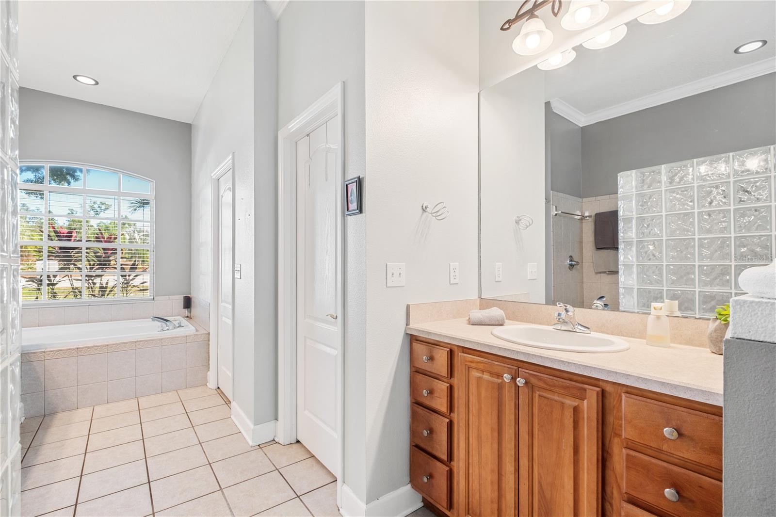 HOLLINGTON OAKS - Residential