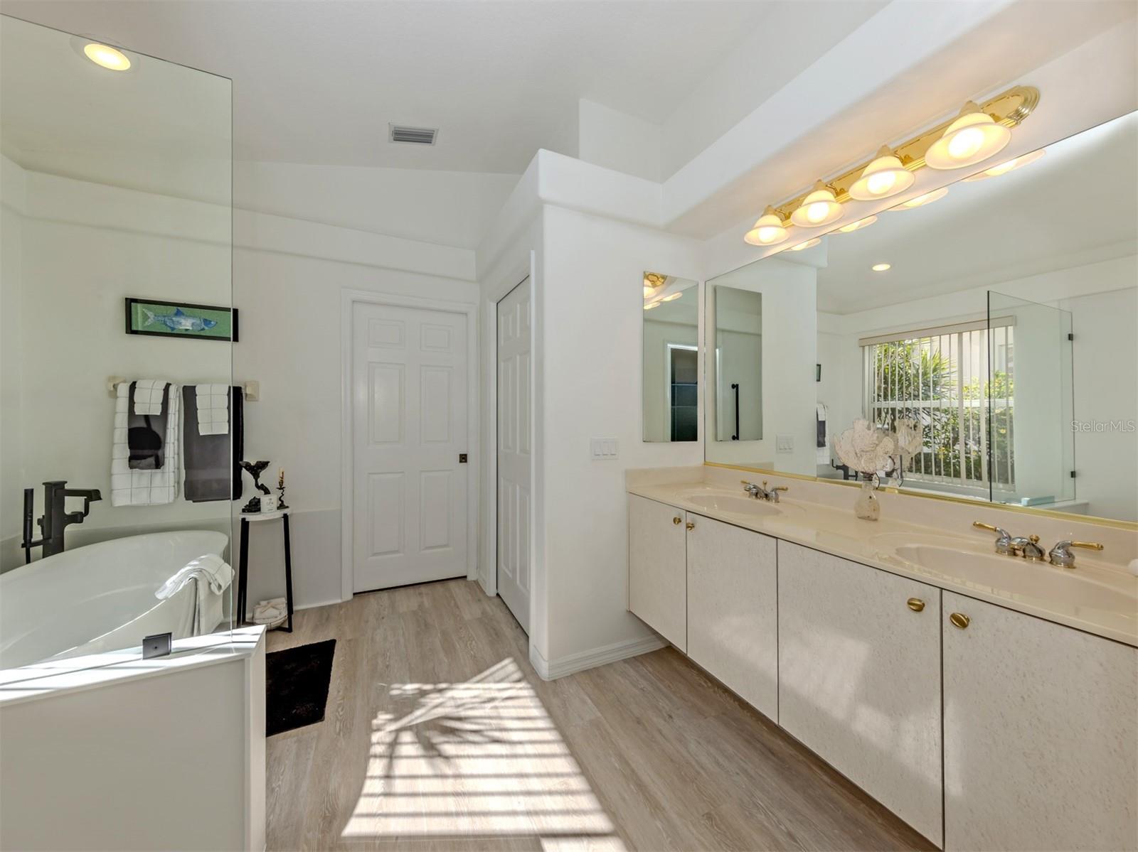 PELICAN POINTE GOLF & COUNTRY CLUB - Residential