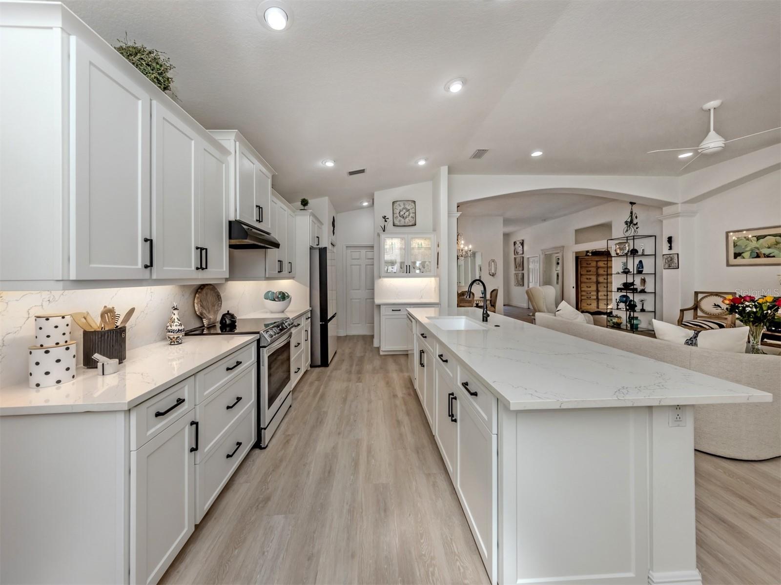 PELICAN POINTE GOLF & COUNTRY CLUB - Residential