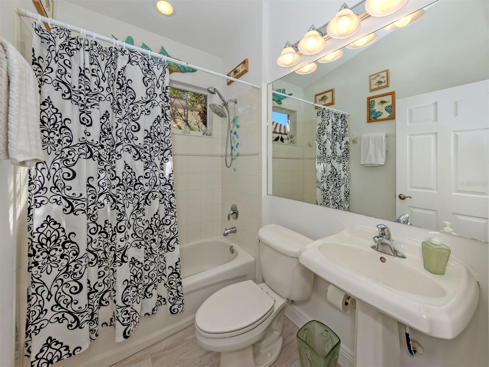 PELICAN POINTE GOLF & COUNTRY CLUB - Residential