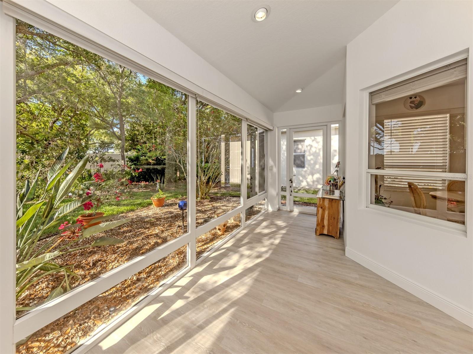 PELICAN POINTE GOLF & COUNTRY CLUB - Residential